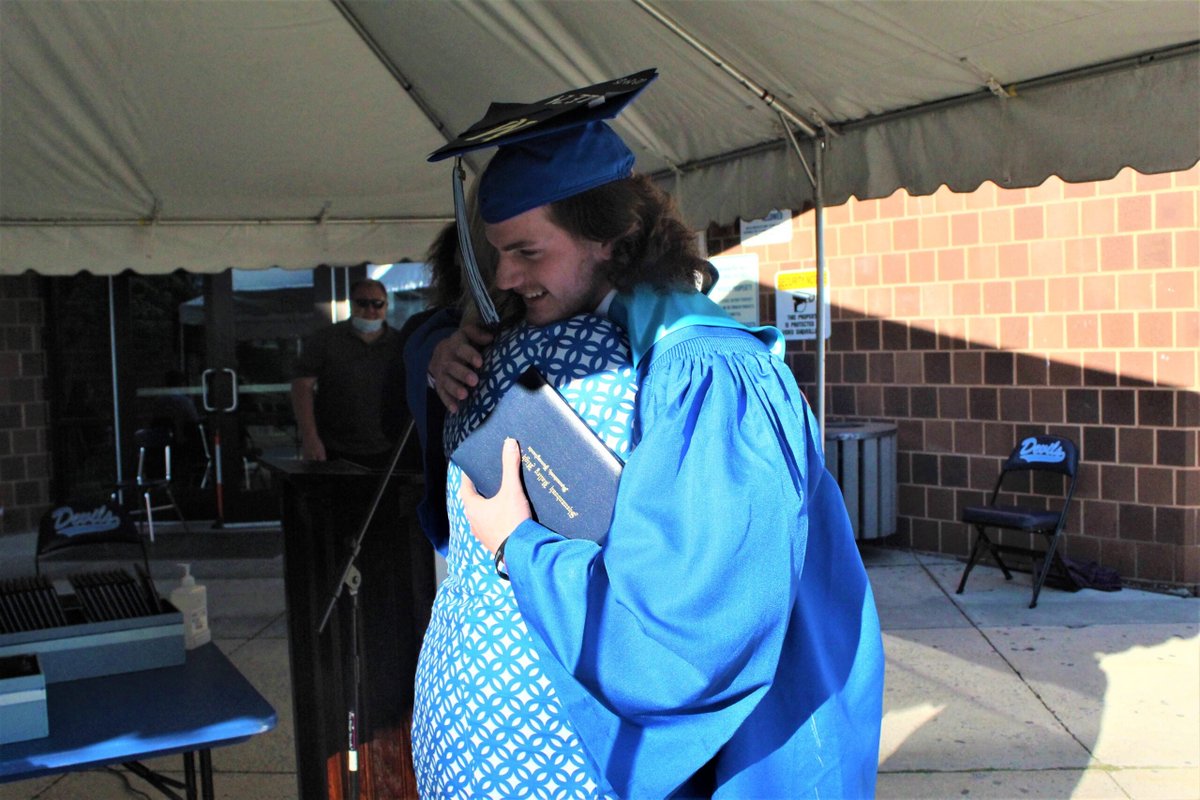 ShenSentinel's tweet image. "This was supposed to be your year:" Shenandoah Valley held its graduation ceremony tonight, in a unique fashion.

Read about it: shensentinel.com/news/this-was-…