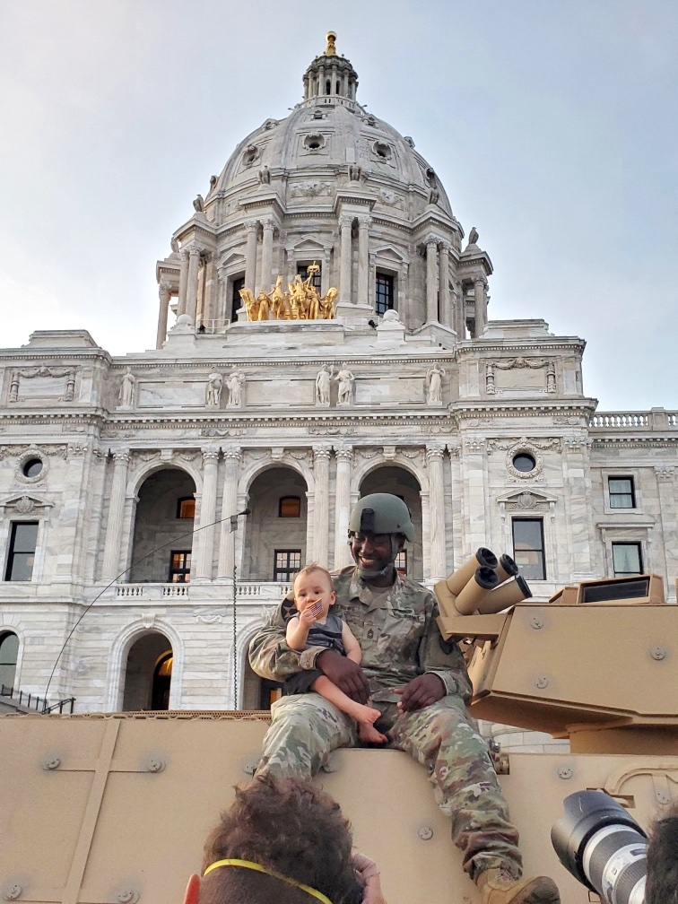 MNNationalGuard's tweet photo. Your Citizen-Soldiers and Airmen stand with peaceful protestors today, protecting our freedom to peaceably assemble. #OneMinnesota #AlwaysReady #AlwaysThere https://t.co/Wq4F9NNiEn