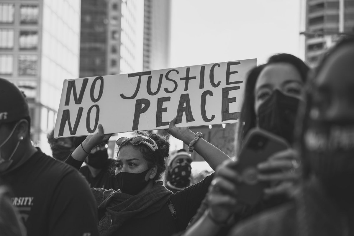 juliateixx's tweet photo. Behind the lens of @brandoncave14 capturing the raw passion at the peace protests #BlackLivesMatter 📷 https://t.co/nY0fMrZm77