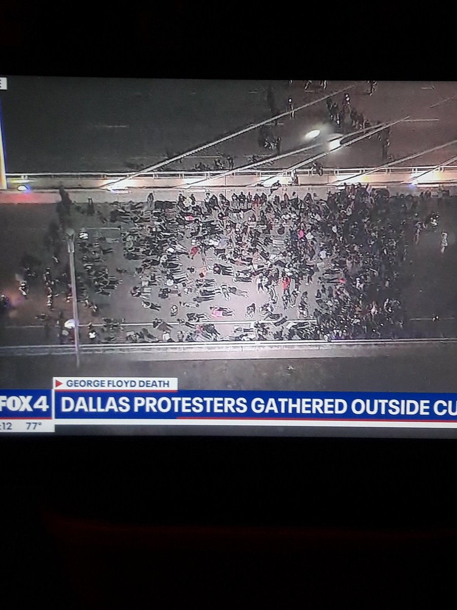 tammiealc's tweet photo. Dallas Tx right now. Protesters are laying on the bridge. Thank you all!!! #BlackLiveMattters https://t.co/4hXsAy4KVq