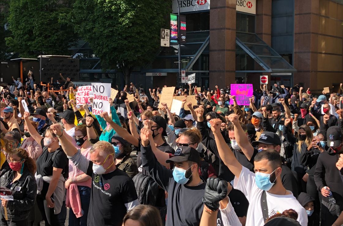 CityNewsVAN's tweet photo. While commending people for speaking out against racism, the provincial health officer also warned people about the dangers of large gatherings after more than 1,000 people protested against racism and police brutality Sunday at the Vancouver Art Gallery https://t.co/2c1JxgrUIt https://t.co/gGNmh65AFv