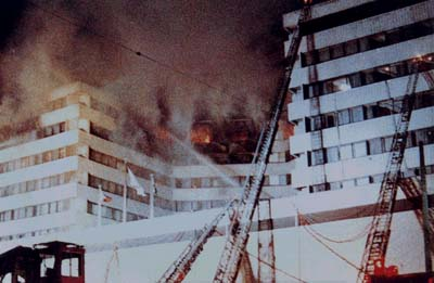 雀神の赤犬さん Of 25代目天鳳位 In パイレのクビなしに失望 On Twitter これがホテルニュージャパンだね いわゆる ハニカムのような構造の建築になっていて じっさいに火災の検証のときに 現場では方向感覚が維持できず どっちが避難口か まったくわからない