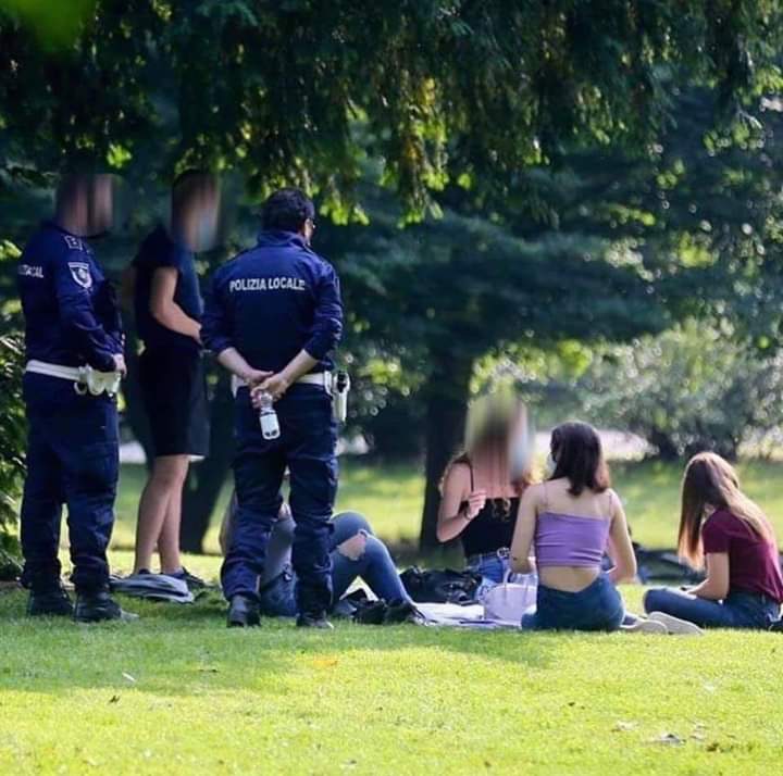 Ma perchè dagli spacciatori deve andare #Brumotti, mentre da 4 ragazze sedute in un prato, lo stato manda la #Polizia?
 È normale tutto questo??
🤔🤔🤔