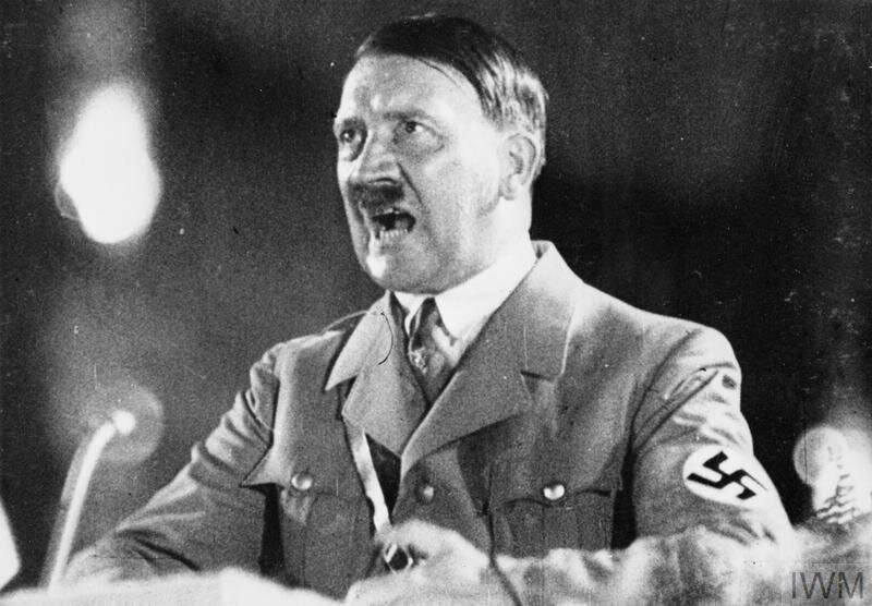 AnonymusNews_'s tweet photo. El Führer Adolf Hitler, no lo mataron ni se suicidó. Es confirmado que se escapó por submarino hasta Argentina. Se quedó en la ciudad de Mendoza en casa de una amiga NAZI. El régimen peronista lo ocultó.

#Anonymus. https://t.co/LiAFhWzhOQ