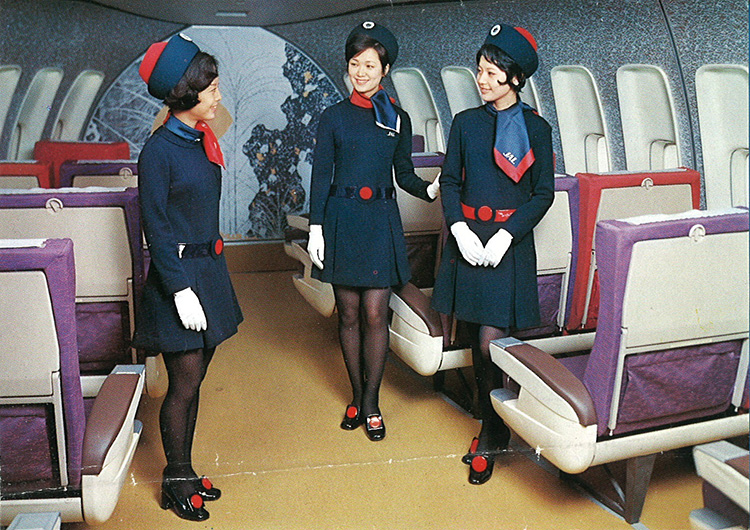 Japan Airlines Jal Jal豆知識 客室乗務員のスカーフが 導入されたのは 1970年の5代目制服から って知っていますか シンプルで機能的な制服を モダンに着こなしてほしい というデザイナーの思いが あったそうです ちなみにスカーフの