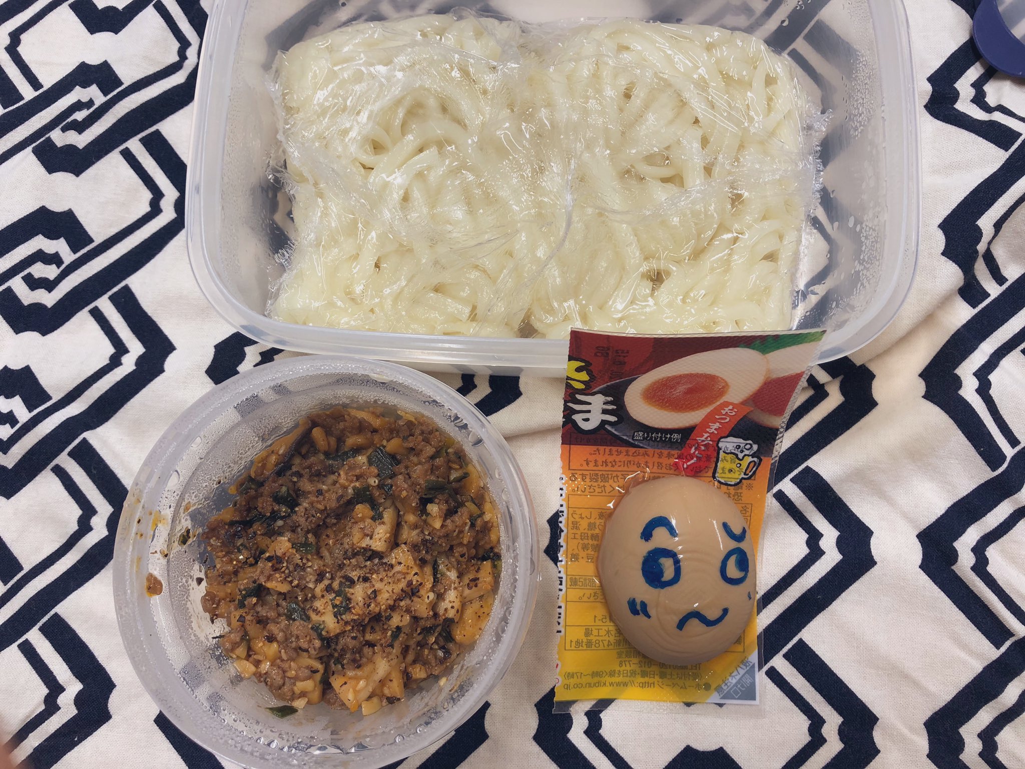 大野朱美 今日のうどん弁当 キムチ鍋の素でひき肉と野菜と納豆を炒めて冷凍 温泉卵が良かったんだけど売ってなかったので燻製卵 うん 温泉卵の方が合うと思う 笑 T Co Sqkqhzwivy Twitter