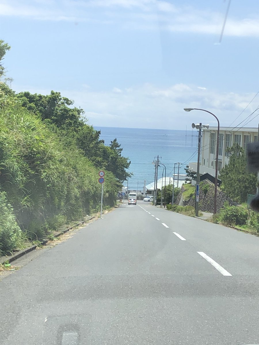 あさみ あつ森サボテン島 七里ヶ浜からの江ノ島 最高の天気 今年は海の家もやらないからパリピできなくて寂し