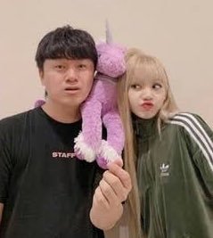 Staryjennie16's tweet photo. #LISA Trust you and treats you as her brother..
Now i can say that "even though you've been with someone for a long time,you still don't know him fully

It's not YG fault if lisa's manager act like good and trusted person,,,everyone convinced  he is good person.. https://t.co/3lFkRQBgSh