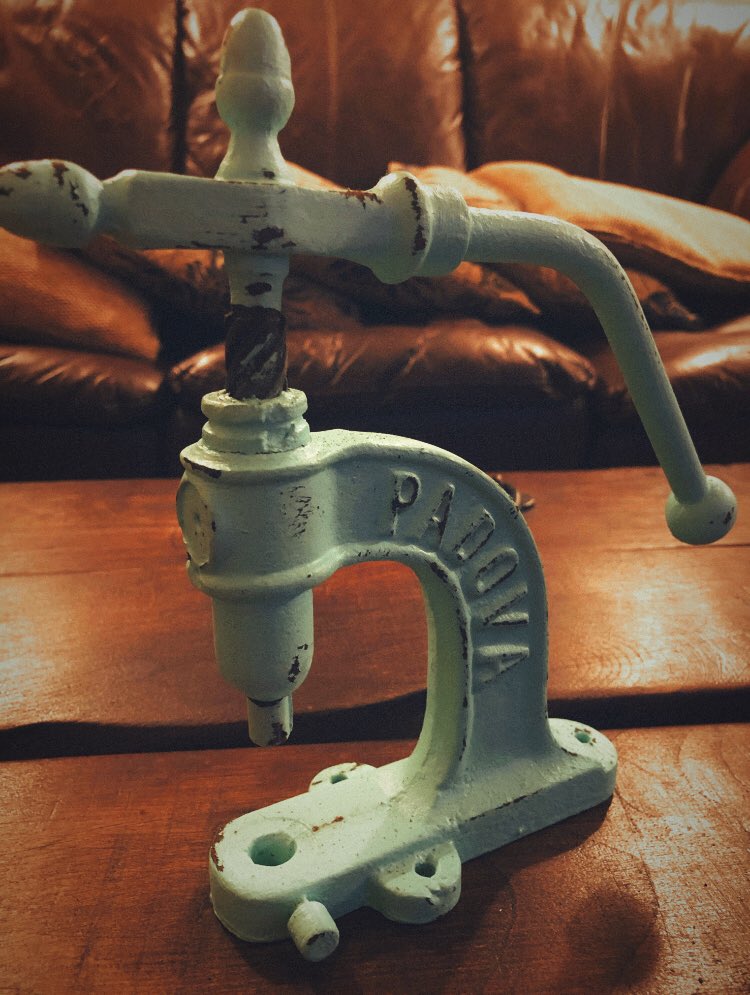 TemucoVintage's tweet photo. En venta remachadora o prensa antigua! Lindo objeto en venta valor: $35.000 llamar al 961914061
#temuco #tco #temucogram #temucocity #padrelascasas https://t.co/o3aMS0z9Mu