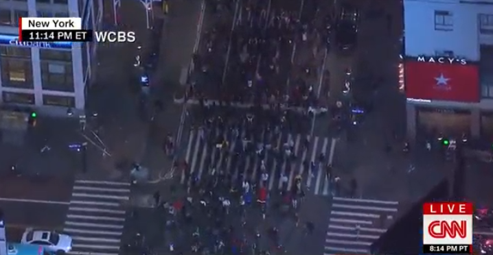 mitch_brogan's tweet photo. LIVE! Multi-city #GeorgeFloydProtests https://t.co/ywF9r005BT #StlouisProtests #WashingtonDCProtest #denverprotests #LAProtests #madisonprotests #NYCPROTEST #baltimoreprotests #LosAngelesProtests #PortlandProtests #JusticeForGeorgeFloyd #ICantBreathe https://t.co/H7nflYAbVY https://t.co/qLA6cdzgkb