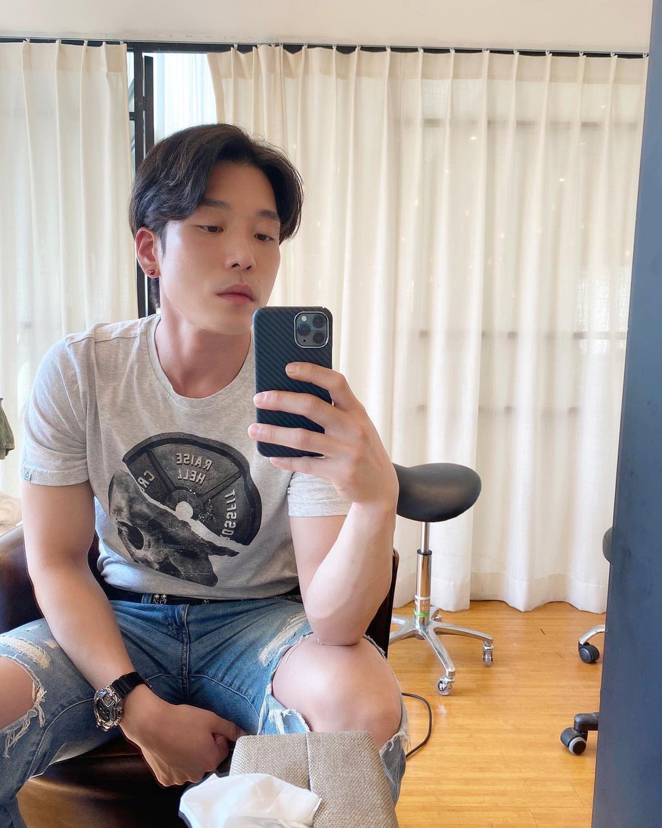 Lee Changmin Japan Fans V Twitter インスタ日本語訳 今日2時から3時の間にインスタライブで会いましょう 2amchangmin T Co Epldenmt5l