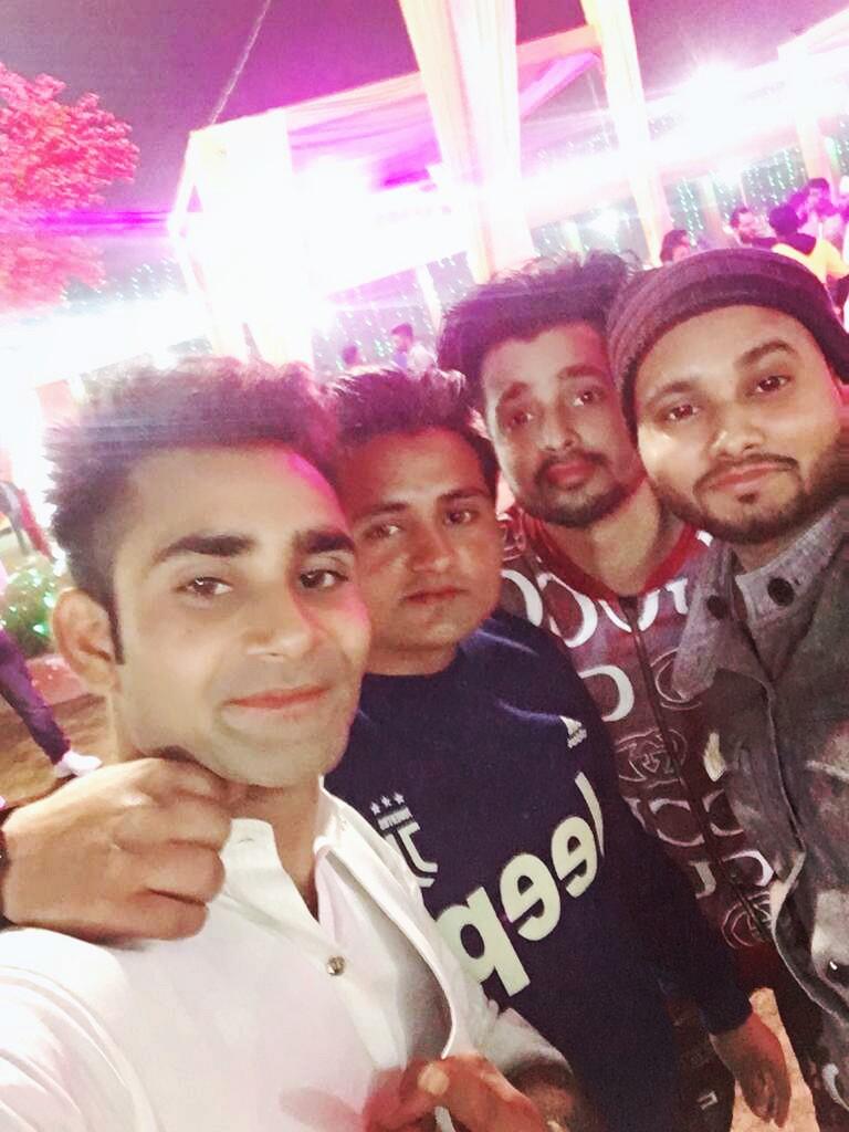 HaiderPanwarAli's tweet photo. 25/5/2019 !
 Who is giving a good pose?
#FreindForever #Married #Meerut 
#Ghaziabad #HaiderPanwar #NoRoomforRacism https://t.co/VbxKoST33W