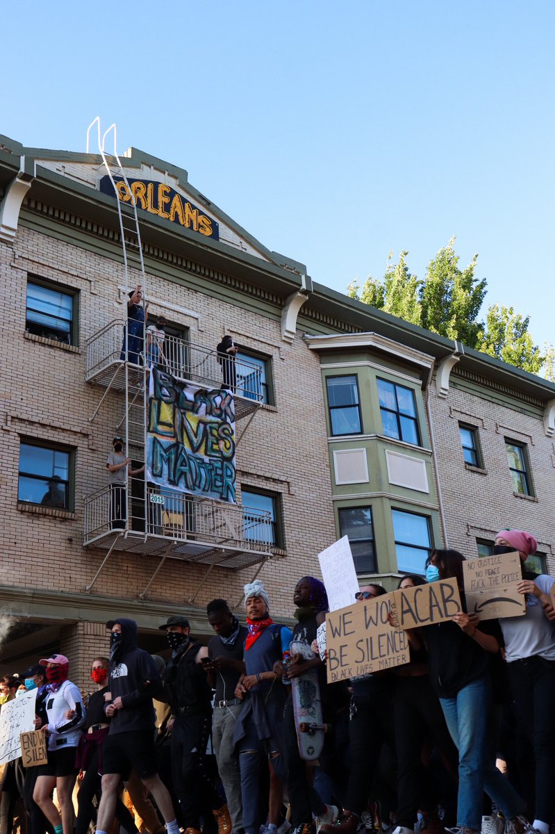 dylandebaldo's tweet photo. Nothing but peace in downtown Portland, OR #GeorgeFloyd #PortlandProtests #Peacefulprotest https://t.co/YuYZw7qJLp