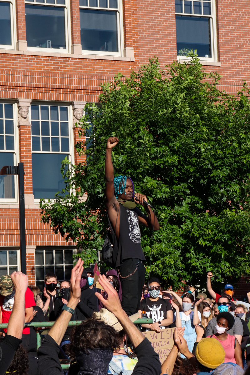 dylandebaldo's tweet photo. Nothing but peace in downtown Portland, OR #GeorgeFloyd #PortlandProtests #Peacefulprotest https://t.co/YuYZw7qJLp
