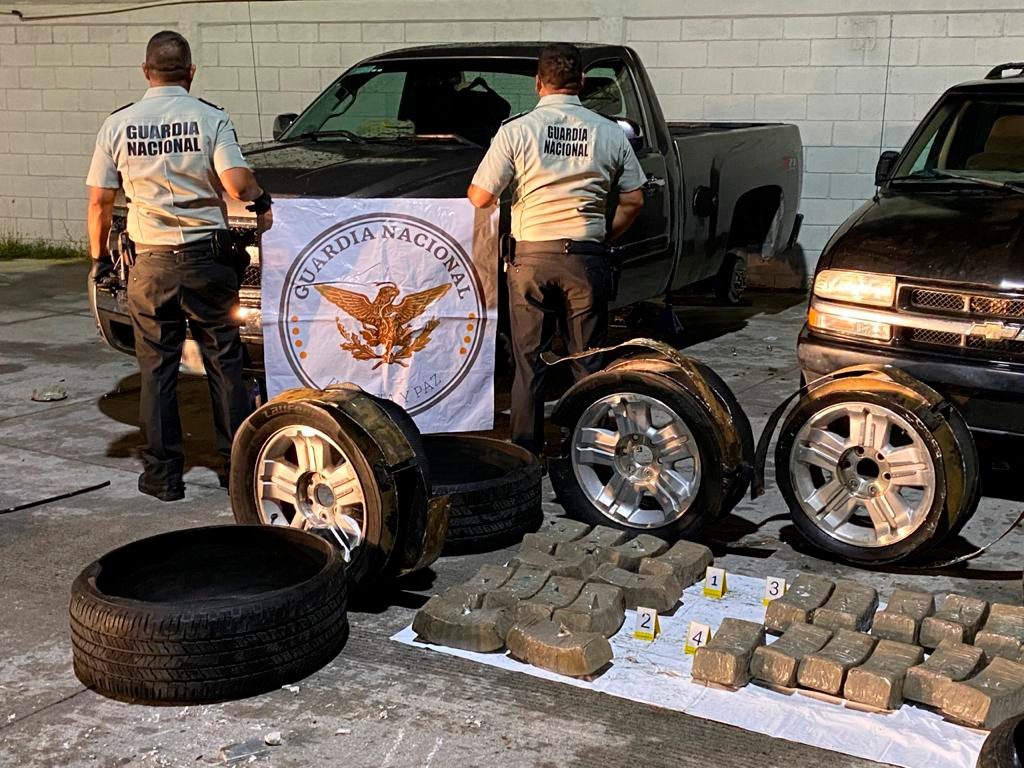 FrepeMtz's tweet photo. En #Reynosa #Tamaulipas #Mexico la Guardia Nacional detiene a pareja que en una camioneta llevaban 60 kilos de "Crystal" en los cuatro neumáticos. El valor en el mercado negro es en los 16 millones de pesos. #CiudadVictoria #Matamoros #MiguelAleman #NvoLdo https://t.co/ts0XHGxRxL
