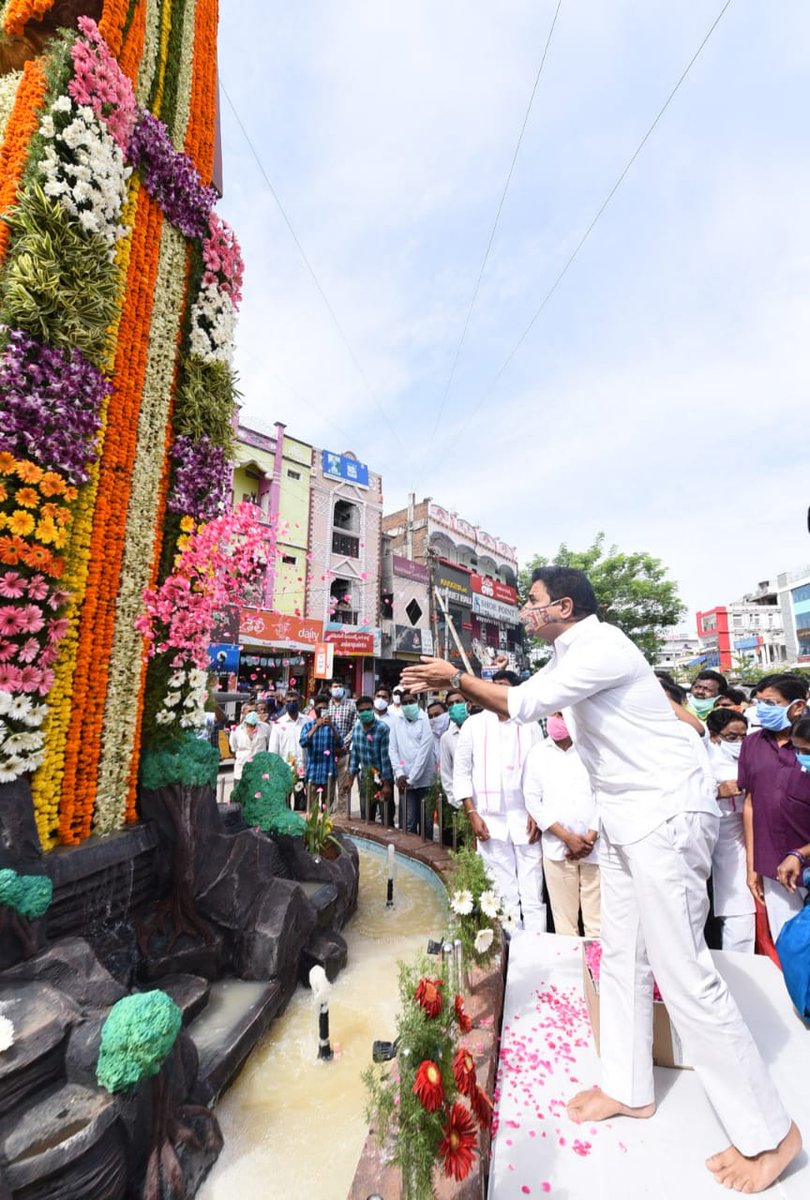 MinisterKTR's tweet photo. Minister @KTRTRS paid floral tributes to Telangana Martyrs in Sircilla on the occasion of #TelanganaFormationDay https://t.co/uomcvc7QwY