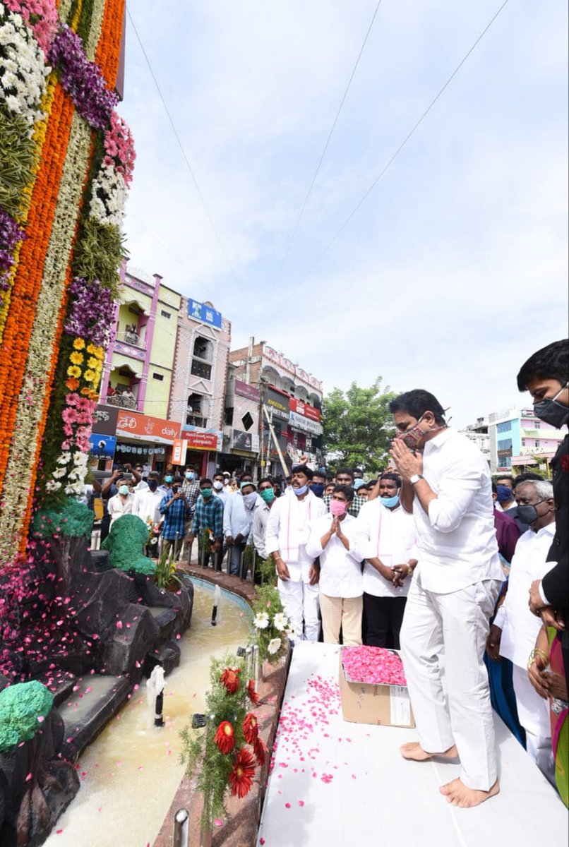 MinisterKTR's tweet photo. Minister @KTRTRS paid floral tributes to Telangana Martyrs in Sircilla on the occasion of #TelanganaFormationDay https://t.co/uomcvc7QwY