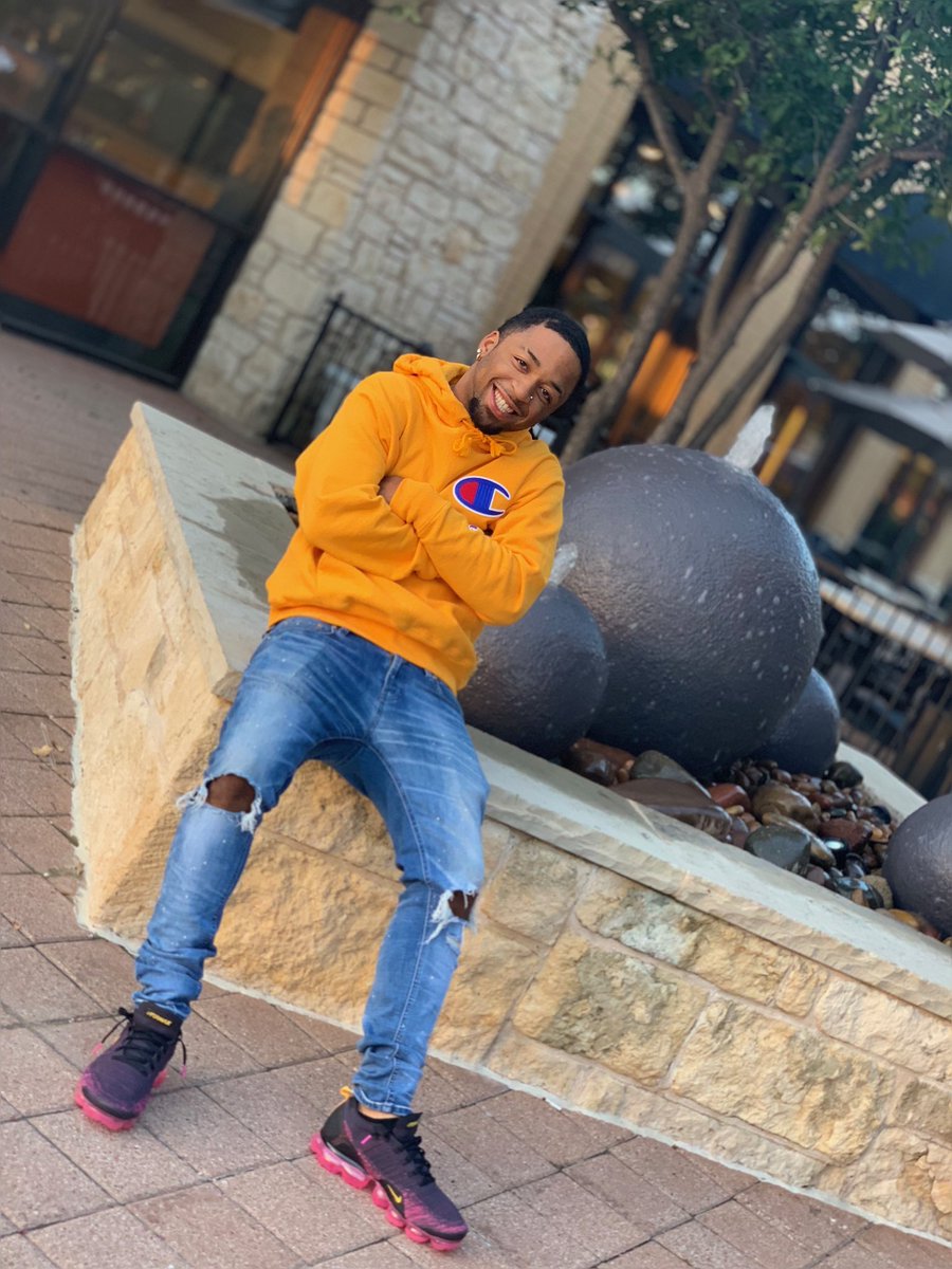 M1keela's tweet photo. I've really been struggling with understanding why this baby is gone so soon. He was one of my top ten kids I ever taught. I loved this boy and I will miss him. #StopTheViolence #LLRo #Roje #teachermom https://t.co/pGmmhGenJU
