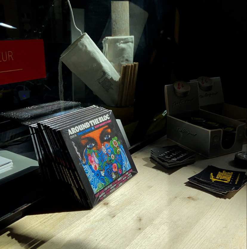 lagruejaune1's tweet photo. Dans la boutique 9 rue contrescarpe, retrouvez le CD "Around the bloc" au prix de 19€90 dont tous les bénéfices sont reversés au CHU de Nantes 🤝 Dans le CD, retrouvez des artistes comme Philippe Katerine, Elmer Food Beat, Dominique A et bien d'autres ! https://t.co/ItvI5lqLDh