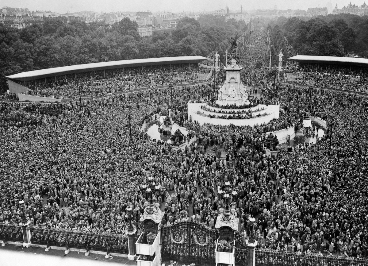 Conservatives's tweet photo. 📰 67 yrs ago today, Queen Elizabeth II was crowned in Westminster Abbey 👑🇬🇧

Churchill said: "The splendours of this 2nd of June glow in our minds. Now as night falls you will hear the voice of our Sovereign herself, crowned in our history and enthroned for ever in our hearts." https://t.co/i8wBYf47ad