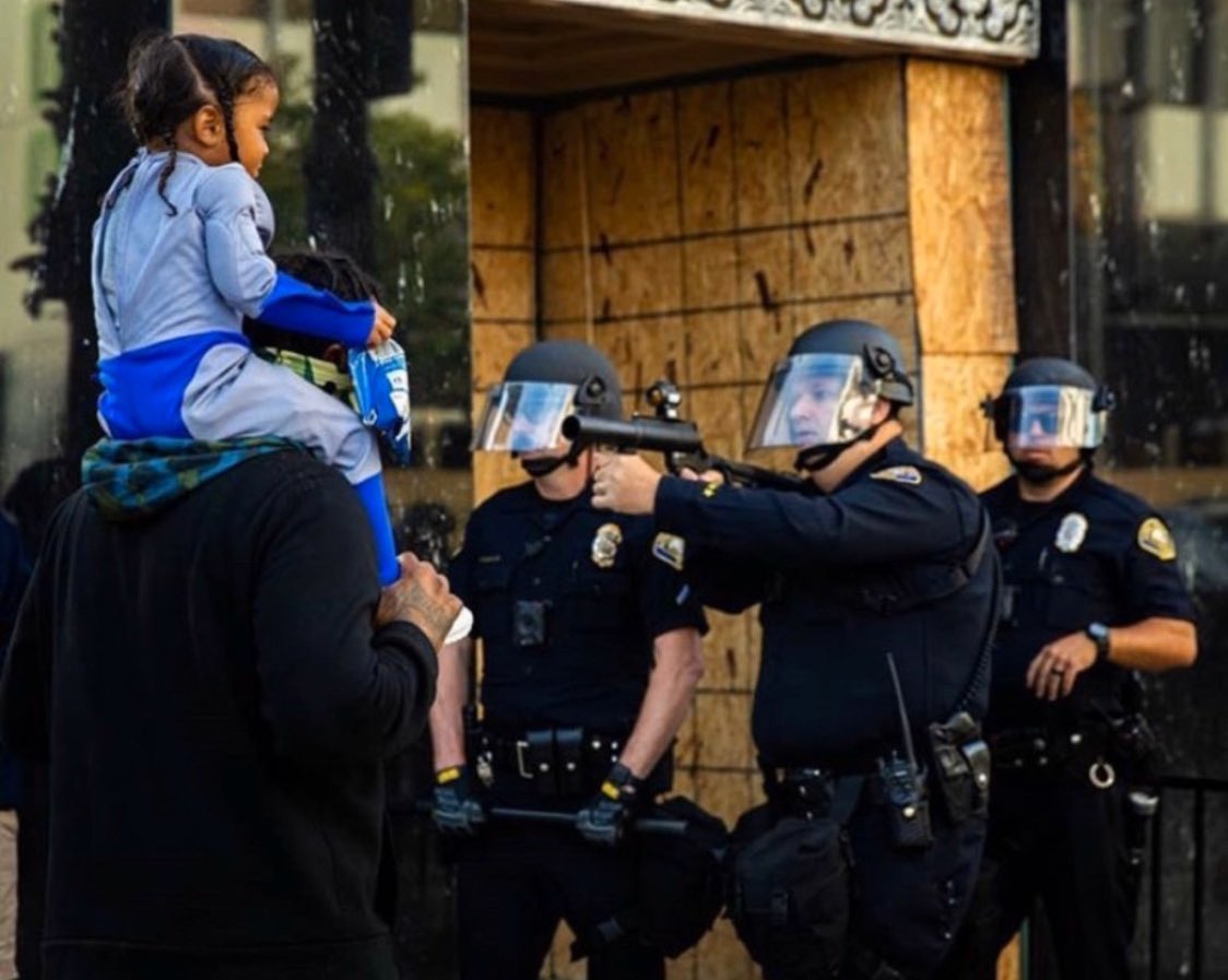 Hay imágenes que impactan pero otras que recuerdas para siempre.

#BlackLivesMatter ❤️
