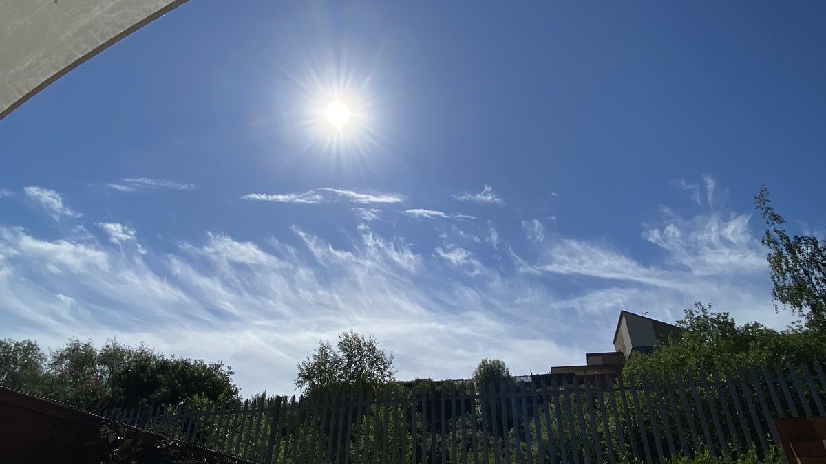 High clouds,starburst sun, last day of the heat.😎😎😎😎😎😎
Mid-Wales.😎😎

@ruthwignall @kelseyredmore @DerekTheWeather @Sue_Charles @metoffice @metofficeUK @StormHour #StormHour #clouds #sun #Heat #ukweather #hot #sunshine