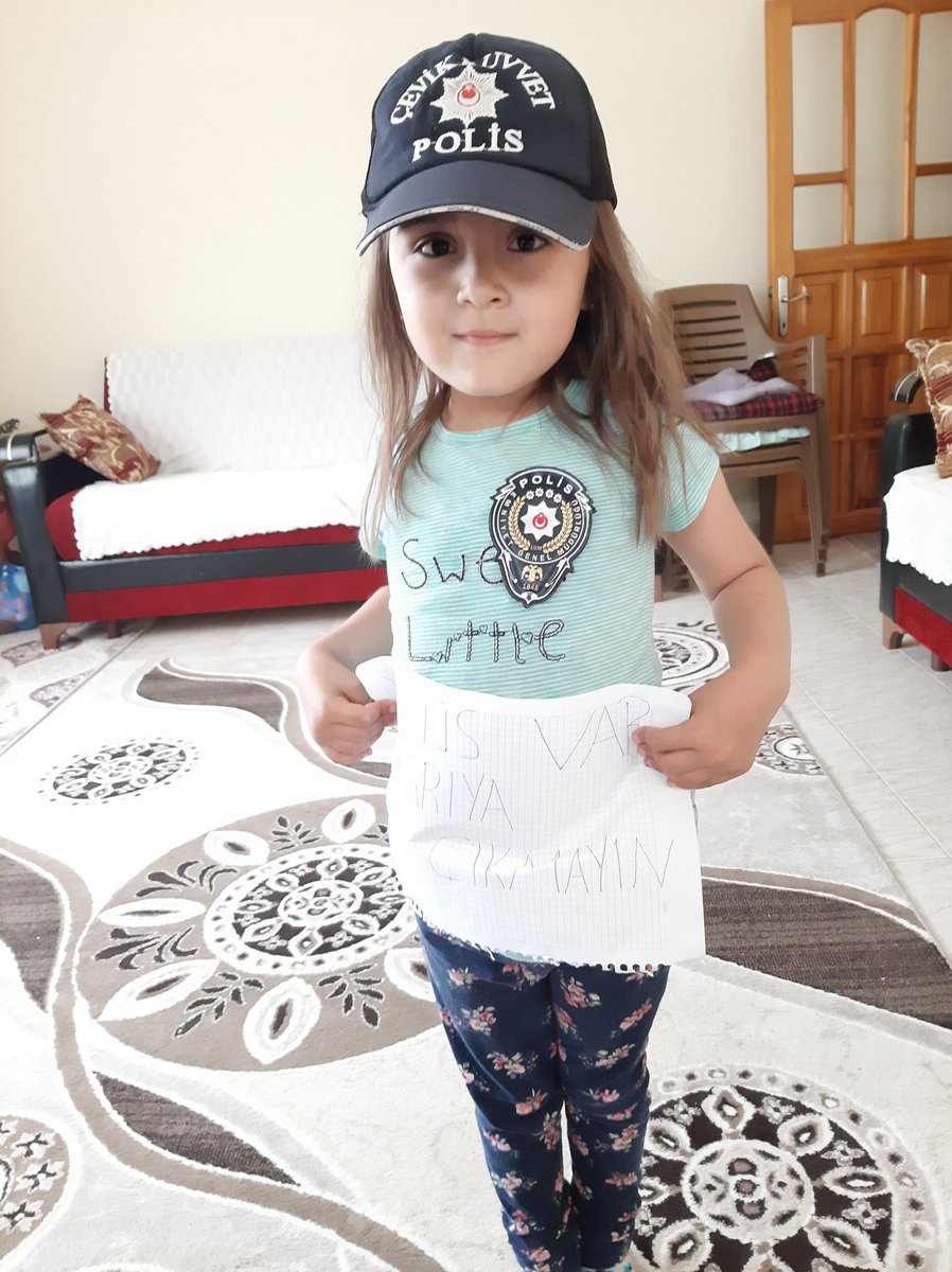 Polis kızıyım  ben polis bana bir şey demez diyor 😂😂😂...
