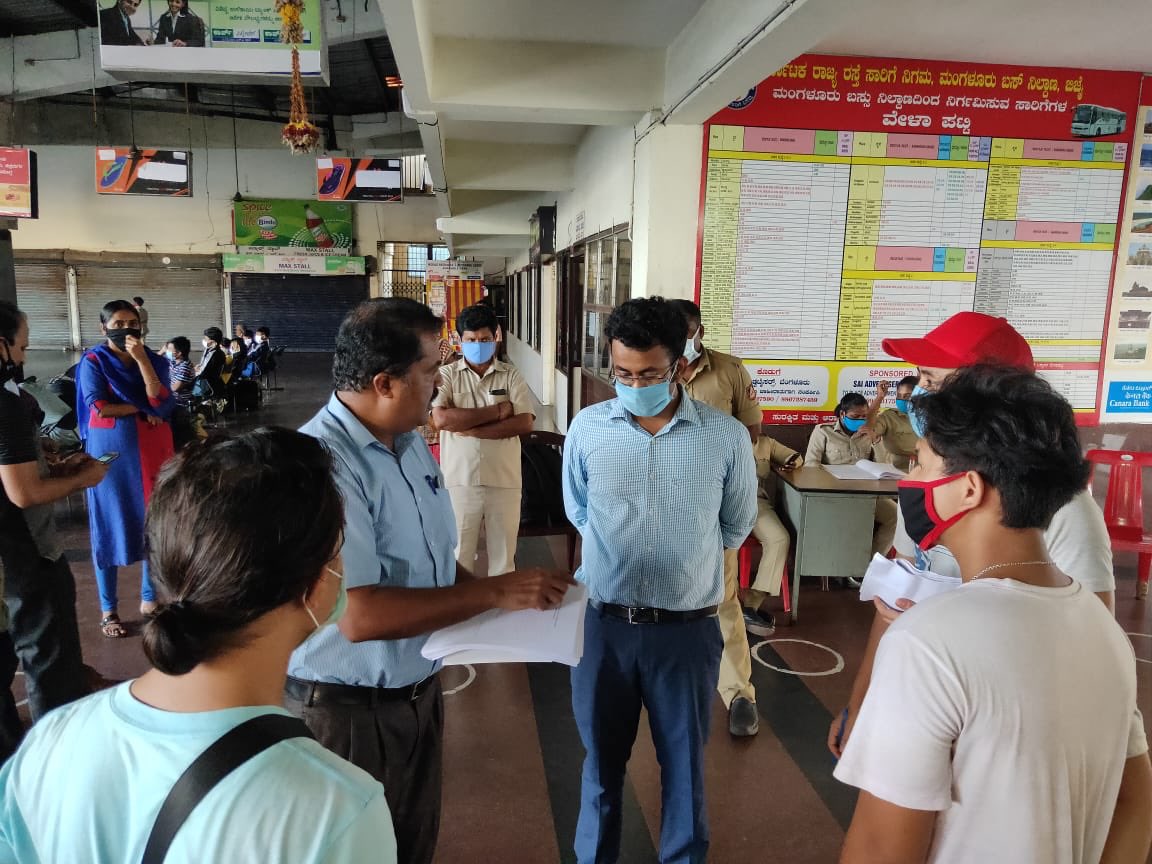 ABVPVoice's tweet image. ABVP Mangalore karyakartas arranged transportation for Manipuri students from Mangalore to Bengaluru so that they could board the train to Manipur on time.  Karyakartas also made dinner arrangements for all 63 students from Manipur. 

#ABVPForSociety #Seva4NorthEast