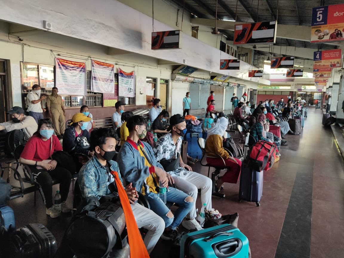 ABVPVoice's tweet image. ABVP Mangalore karyakartas arranged transportation for Manipuri students from Mangalore to Bengaluru so that they could board the train to Manipur on time.  Karyakartas also made dinner arrangements for all 63 students from Manipur. 

#ABVPForSociety #Seva4NorthEast