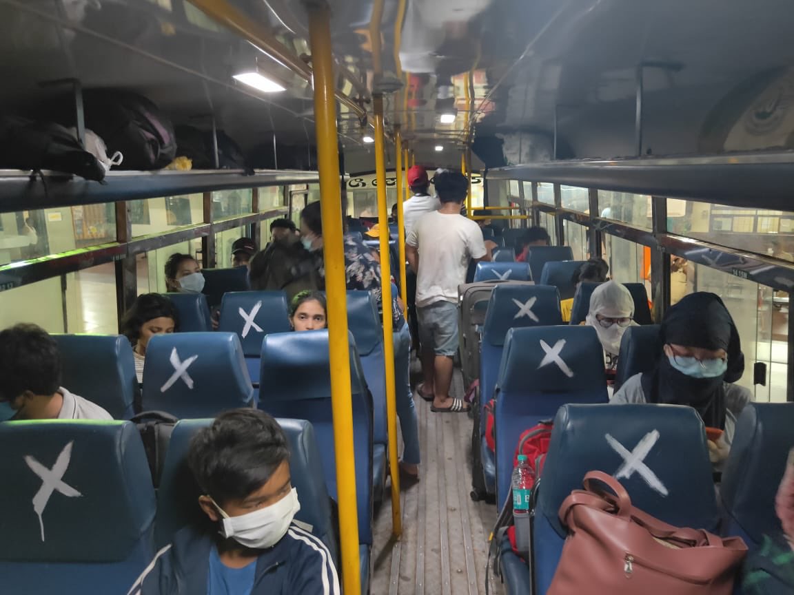 ABVPVoice's tweet image. ABVP Mangalore karyakartas arranged transportation for Manipuri students from Mangalore to Bengaluru so that they could board the train to Manipur on time.  Karyakartas also made dinner arrangements for all 63 students from Manipur. 

#ABVPForSociety #Seva4NorthEast