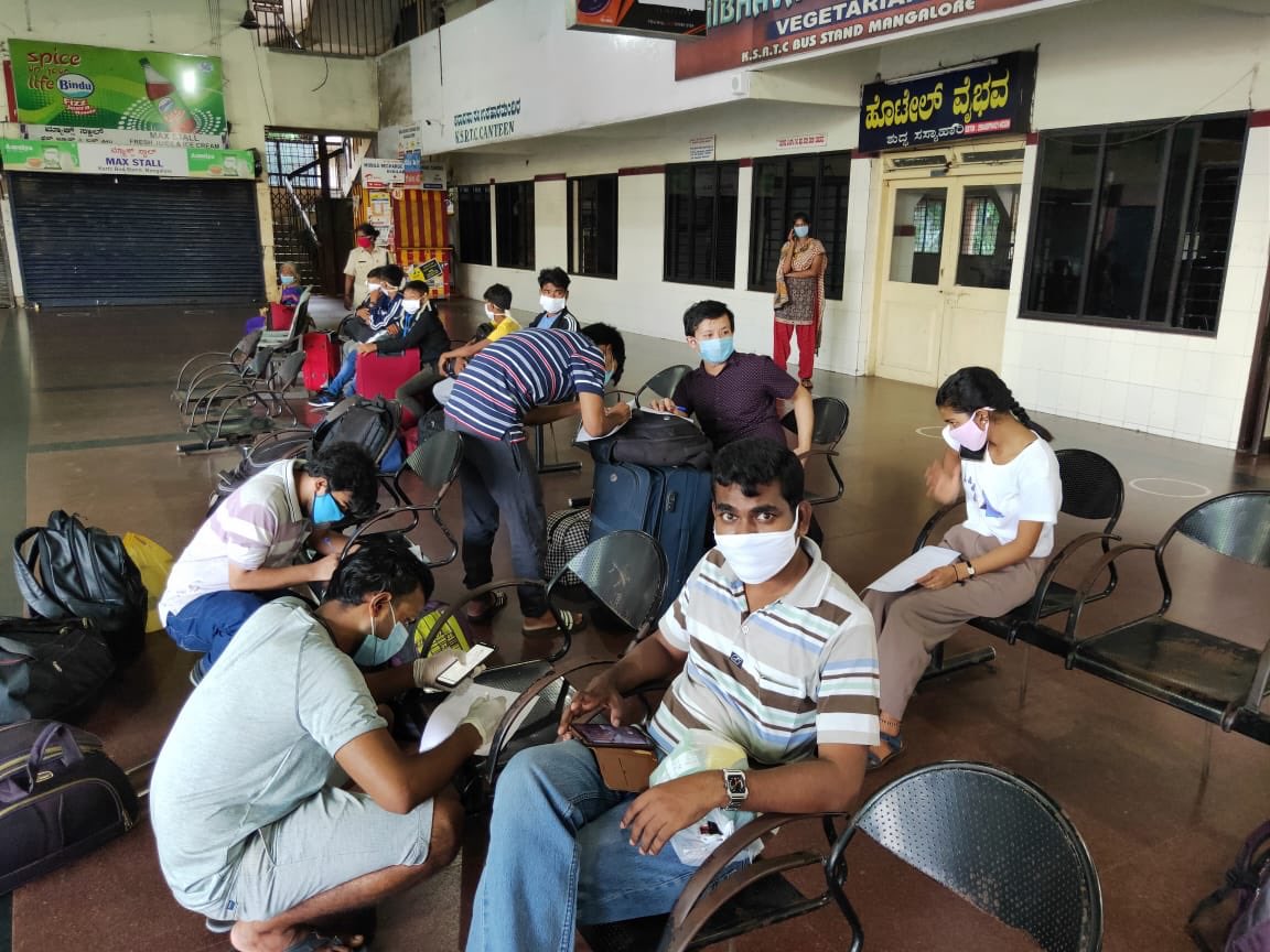 ABVPVoice's tweet image. ABVP Mangalore karyakartas arranged transportation for Manipuri students from Mangalore to Bengaluru so that they could board the train to Manipur on time.  Karyakartas also made dinner arrangements for all 63 students from Manipur. 

#ABVPForSociety #Seva4NorthEast