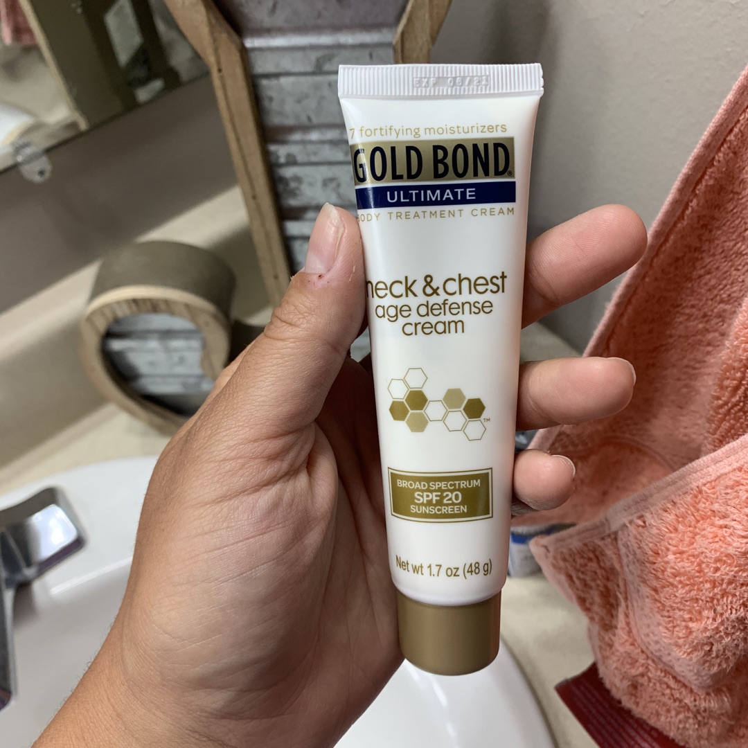 stefine's tweet photo. @Influenster @Snackapade @Lemishine #SpringForwardVoxBox #complimentary love this stuff! I put it on nightly/daily and even after sunburn my skin looks great! https://t.co/JTpIl0ztMN