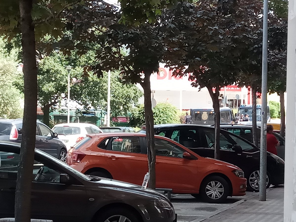 MBidean's tweet photo. ⚠️Adi!!⚠️
Espainiako poliziaren 2 furgoneta gerturatu dira elizara. Nahiz ta pankartarekin kontzentrazioa ezingo dugun burutu, elizaren inguruetara gerturatzera animatzen zaituztegu!!
Presoen eskubideen alde mobiliza gaitezen!
PATXI BORROKAN GU ERE BAI! https://t.co/z4VtEEFMYm