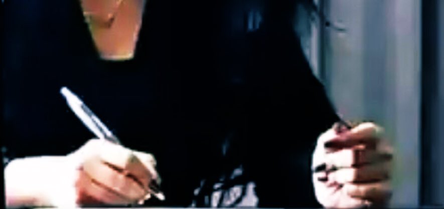 قد تكون كلماتي وحروفي..
مكررة لدى البعض
لكني لا اكتب هنا كلمة..
 دون ان اشعر بها....🍃
َ
َ
َ