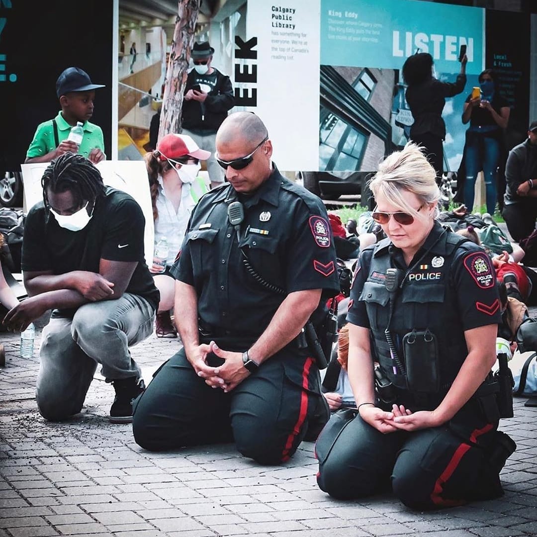 writtenbykristi's tweet image. Our city police at today's rally. This is how it's done. ❤❤   #BlackLivesMatter #yyc #calgaryprotest