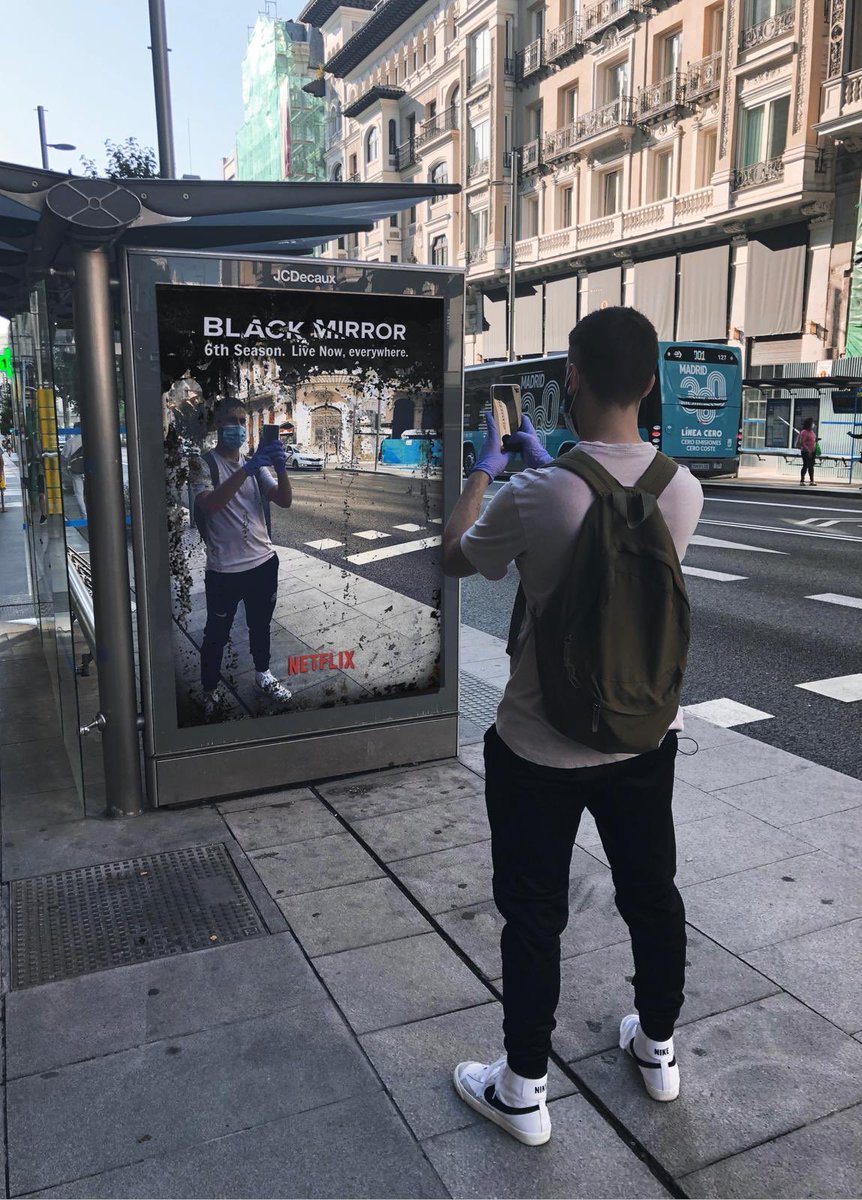brandholics's tweet photo. Netflix siempre consigue resultados extraordinarios a la hora de interpretar la realidad cuando se trata de promocionar sus contenidos. Este MUPI de #BlackMirror es un claro ejemplo de ello. No hay mejor publicidad para la serie que un reflejo de la realidad en la que vivimos. https://t.co/6eAd3dn9AN
