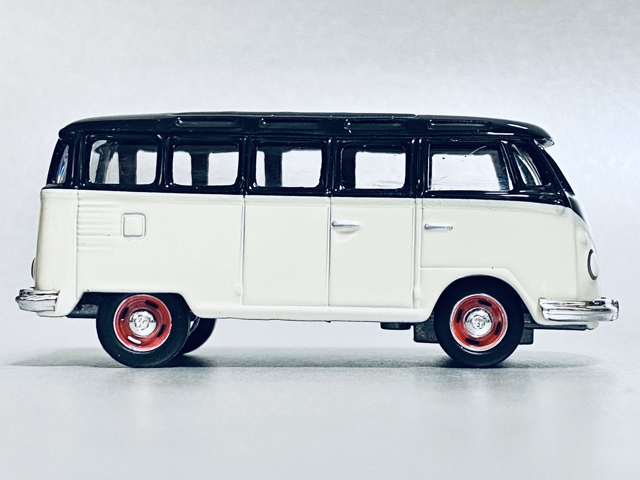 フォンティエ 1965 Volkswagen Type Bus これはお洒落なワーゲンバス ハイセンスですわ 仕様には文句無いんだけども 黒を塗ってから白を重ね塗りしてるもんで透けちゃってるじゃないですか 無念 Greenlight T Co Fcibdimark Twitter