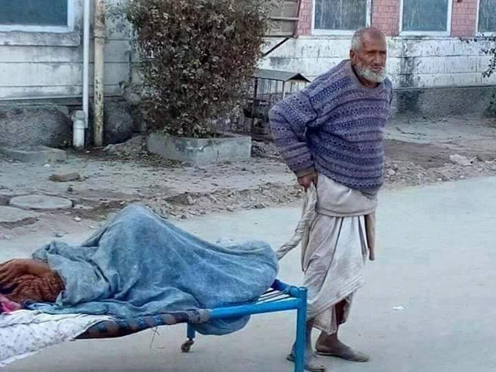 AneelaAshraf14's tweet photo. جھنگ کے بوڑھے بابا جی نے بیمار بیوی کو چارپائی پر گھسیٹ کر سول ھسپتال جھنگ پہنچایا۔ بس کسی کو شرم نہ آئی۔
کوئی شرم نئیں
کوئی حیا نئیں
بے حس سماج
#RestinPeaceHumanity
#CultureOfSilence https://t.co/DKC7aUfXOB