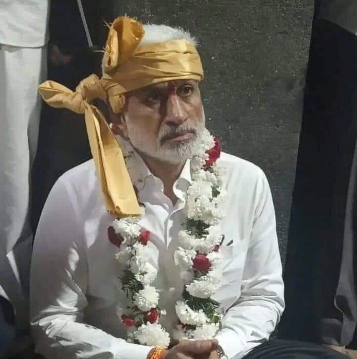 rajuyv's tweet photo. మీరంతా కలిసి మా తాత ను  కార్ దింపేసారు! , ఇప్పుడు మా తాత  మిమ్మల్ని ! విమానం  నుంచి  దింపేసాడు .  ! ఇప్పుడు మా తాత దెబ్బ ఎలా ఉంది.....! https://t.co/BfZP2iHRBm