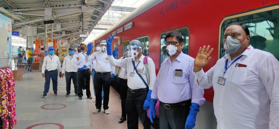 सोनपुर मंडल के बरौनी और मुजफ्फरपुर स्टेशन के हमारे टिकट चेकिंग कर्मचारी गाड़ी संख्या 02553 और 02557 रियल कॉरोना वॉरियर्स के रूप में अपने कार्य पर जाते हुए <a href="/GM_ECRly/">GM/ECR</a> <a href="/drmsee1/">DRM SONPUR</a> <a href="/ccmecr/">CCMPS ECR</a> <a href="/RailMinIndia/">Ministry of Railways</a> <a href="/PiyushGoyal/">Piyush Goyal</a> <a href="/PMOIndia/">PMO India</a>