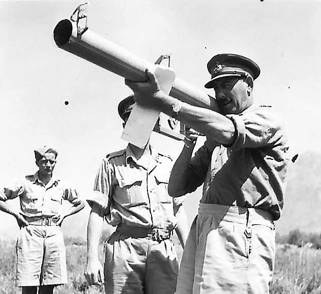 RG Poulussen on X: #OTD in 1944, Italy. A General and a Panzerschreck (Raketenpanzerbüchse  54, an 88 mm reusable anti-tank rocket launcher). #WW2 #HISTORY   / X