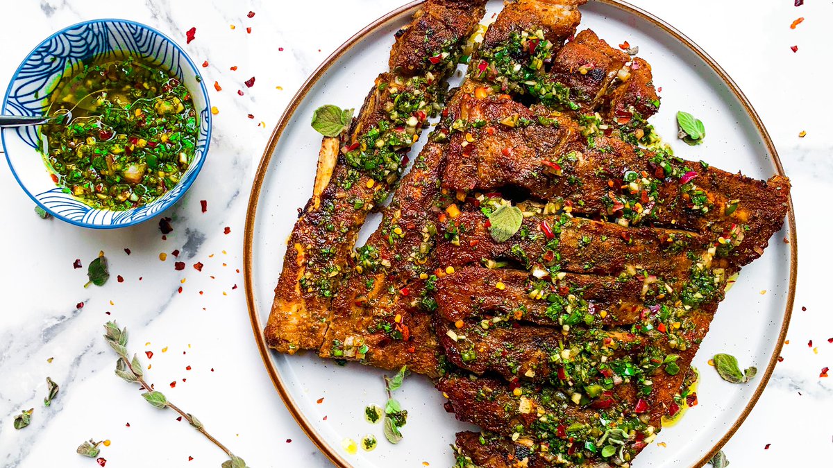 zenaskitchen's tweet photo. CHIMICHURRI RIBS! Get the recipe here: https://t.co/kxlTp1c9od. Super tender baby back ribs slathered with a delicious, zingy chimichurri. An absolute flavour bomb! #ribs #lowcarb #easyrecipes #cooking #zenaskitchen https://t.co/uBBeD0jVio
