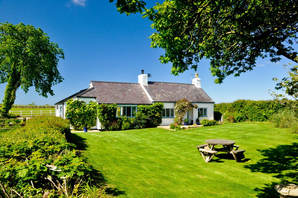 Rarebits's tweet photo. Take some timeout and enjoy some island life. White Beach Cottage, a Rare Hideaway that is just a pebbles through form White Beach Cove, one of Anglesey's loveliest beaches. #DreamNow #VisitLater #StaySafe #DontCancelPostpone #TogetherInTravel #WelshRarebits #RareHideaways https://t.co/W3hlHieQi0