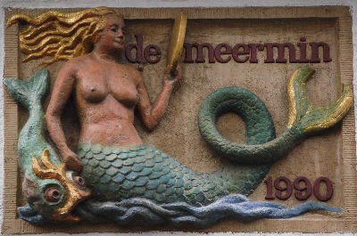 GeveltekensU's tweet photo. #collectievissen #water: de #gevelsteen die naam ‘De meermin’ verbeeldt op pand Oudegracht in #Utrecht. 
https://t.co/EPRqPRAuup. Een van de vele nieuwe gevelstenen gemaakt door #Boomstra en #Holtrop. https://t.co/WTFCRl06SB
