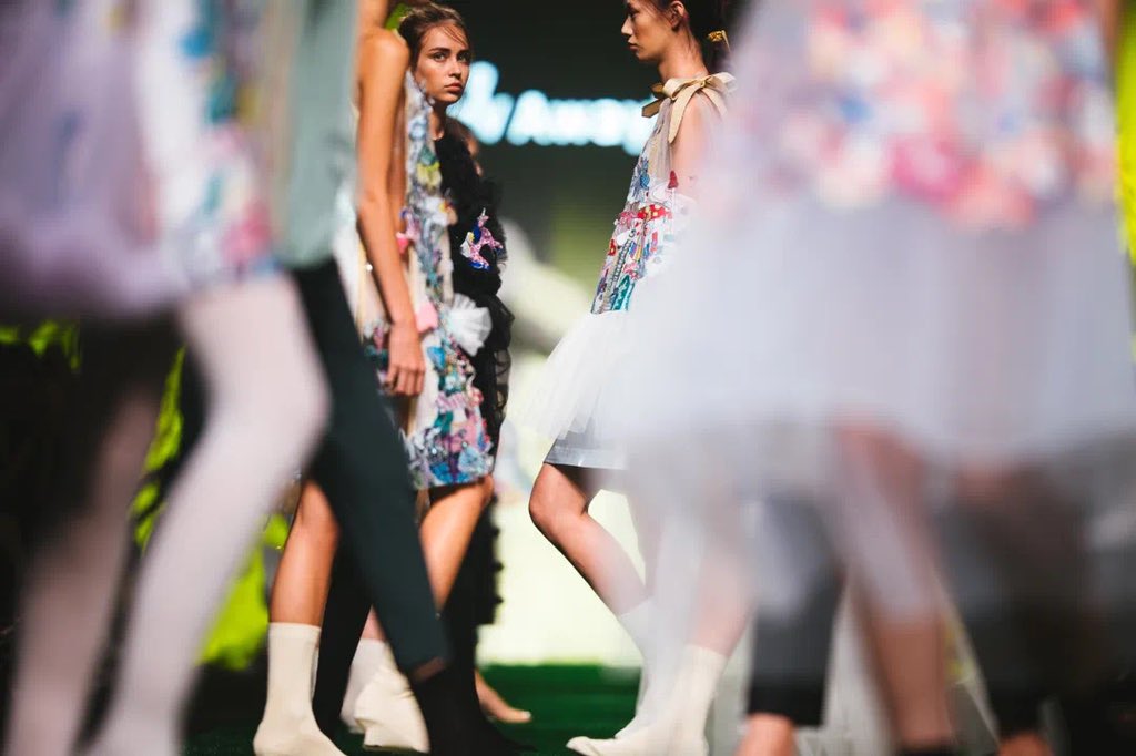 Shanghai_FW's tweet photo. Adults like children #shfw #show #fashion #chinafashion #chinesefashion #chinadesiger #chinesedesigner https://t.co/iBnD5RnIo7