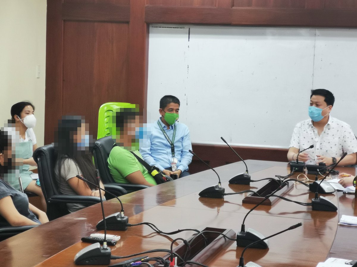 valenzuelacity's tweet photo. Hinarap ni Mayor @rex_gatchalian ang pitong indibidwal na nahuling nandaya sa pagpapasa ng Social Amelioration Program (SAP) ng DSWD. Nahuli silang kumuha ng SAP ng dalawang beses sa dalawang magkaibang barangay matapos isagawa ang post-audit. https://t.co/0fi5PxkXyz