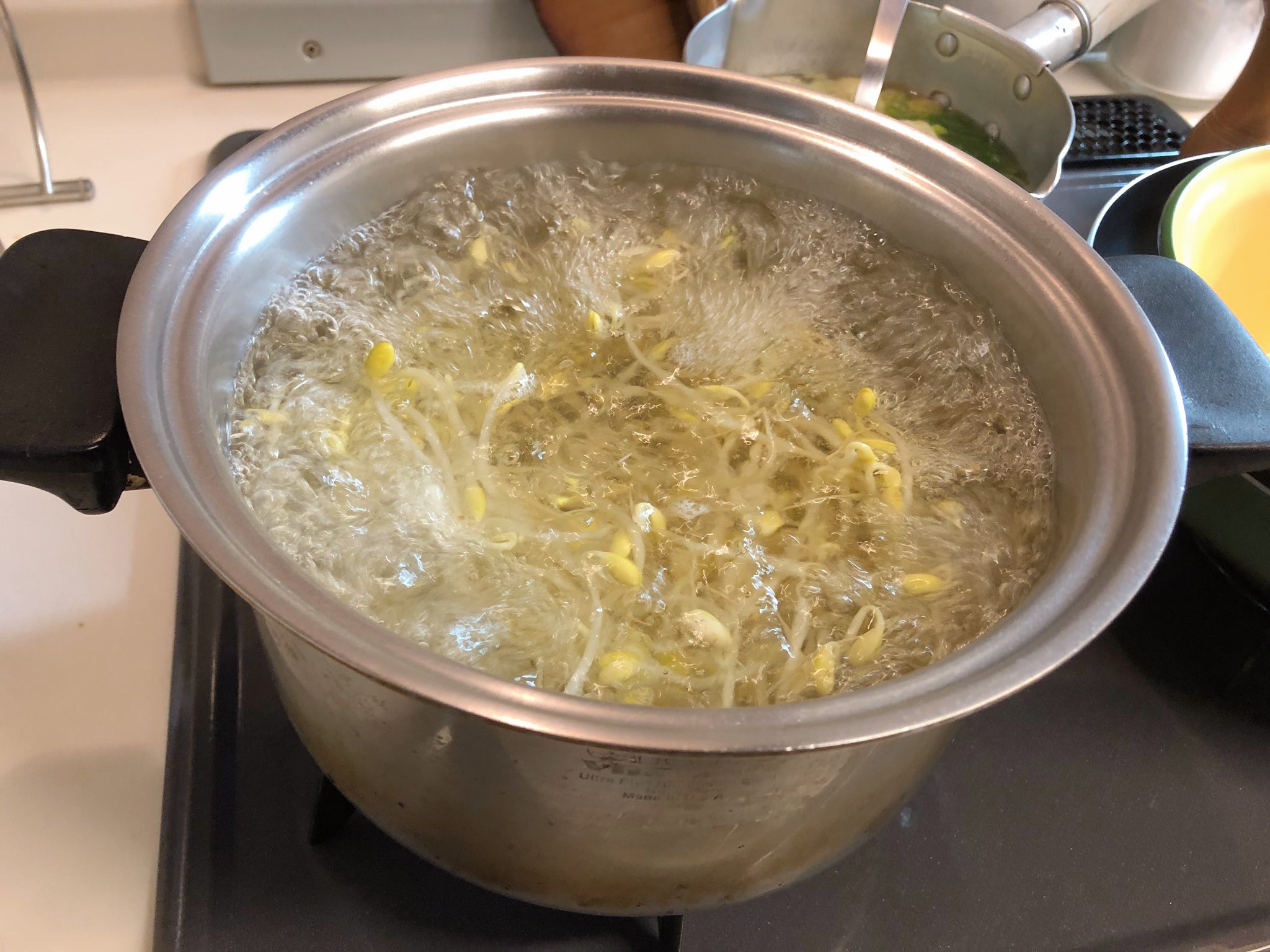 おりえ サッと茹でてナムル作った 暫く前から茹で方はもやし生産者協会 T Co V9h8cppxhd のやり方にしてる 大豆もやし1袋を水から茹でて 沸騰してから1分半 こうするといいシャキシャキ具合 味付けは鶏ガラ顆粒小さじ1と1 2と粗挽ブラック おりえ サッと茹でてナムル作った 暫く前から茹で方はもやし生産者協会 T Co V9h8cppxhd のやり方にしてる 大豆もやし1袋を水から茹でて 沸騰してから1分半 こうするといいシャキシャキ具合 味付けは鶏ガラ顆粒小さじ1と1 2と粗挽ブラック