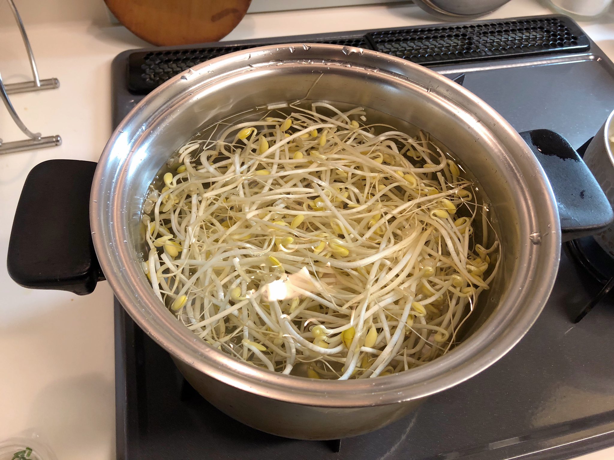おりえ サッと茹でてナムル作った 暫く前から茹で方はもやし生産者協会 T Co V9h8cppxhd のやり方にしてる 大豆もやし1袋を水から茹でて 沸騰してから1分半 こうするといいシャキシャキ具合 味付けは鶏ガラ顆粒小さじ1と1 2と粗挽ブラック おりえ サッと茹でてナムル作った 暫く前から茹で方はもやし生産者協会 T Co V9h8cppxhd のやり方にしてる 大豆もやし1袋を水から茹でて 沸騰してから1分半 こうするといいシャキシャキ具合 味付けは鶏ガラ顆粒小さじ1と1 2と粗挽ブラック