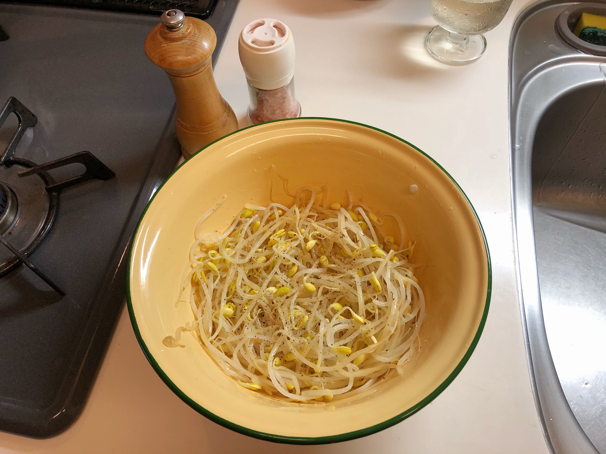 おりえ サッと茹でてナムル作った 暫く前から茹で方はもやし生産者協会 T Co V9h8cppxhd のやり方にしてる 大豆もやし1袋を水から茹でて 沸騰してから1分半 こうするといいシャキシャキ具合 味付けは鶏ガラ顆粒小さじ1と1 2と粗挽ブラック