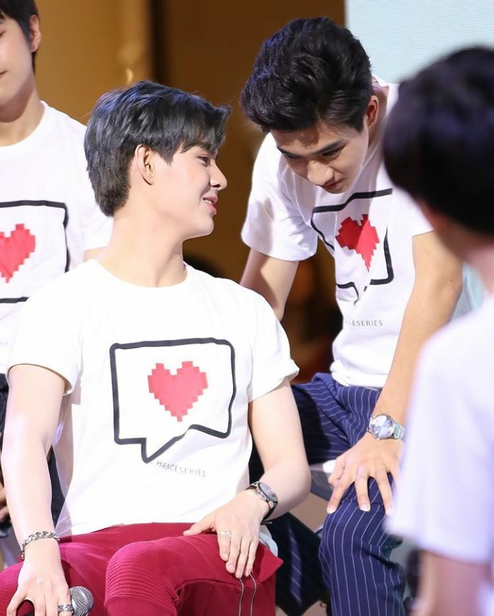 nadddddear's tweet photo. คุยอะไรกันนะ 🖤🌻❤️
#PerthSaintSation https://t.co/ZQGE0nkAAb